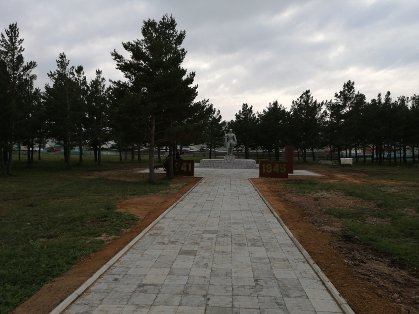В селе Узон Дульдургинского района состоялось открытие обновленного памятника «Воину – освободителю»